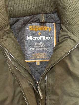 Cazadora Superdry verde con capucha