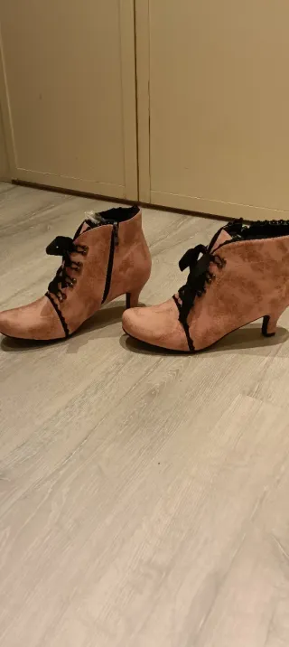 Botines rosas con cordones y encaje