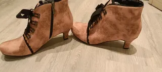 Botines rosas con cordones y encaje