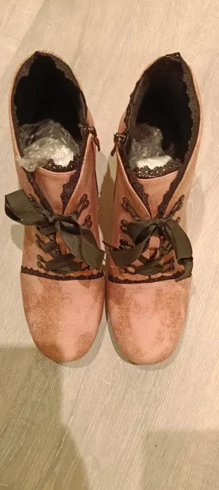 Botines rosas con cordones y encaje