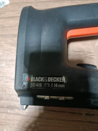 Grapadora Eléctrica Black & Decker. Regalo clavos.