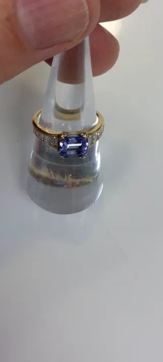 Anillo Oro Blanco 18K con Tanzanita Azul