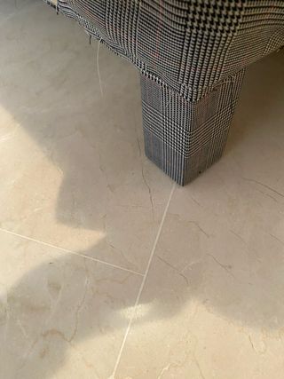 Sillón orejero + reposapiés tela piel de gallo