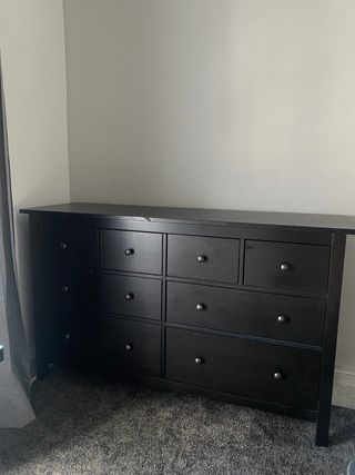 Cómoda grande de madera negra