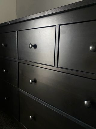 Cómoda grande de madera negra