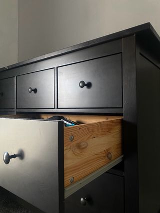 Cómoda grande de madera negra