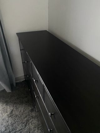 Cómoda grande de madera negra