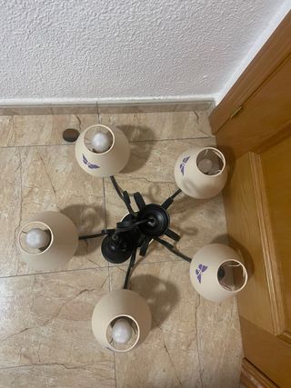 Lámpara de techo beige 5 luces con mariposas.