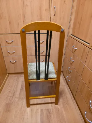 Silla de madera con asiento de tela
