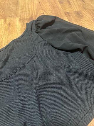 Top negro mangas abullonadas