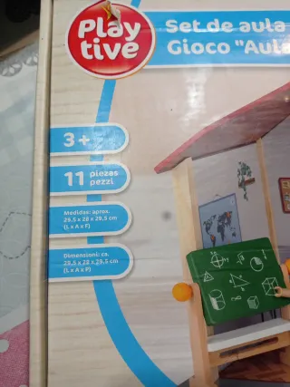 Escuela de madera para jugar