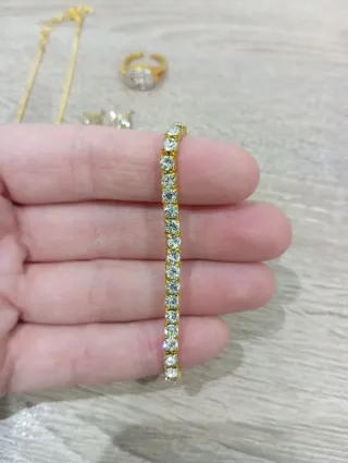 Conjunto de bisutería dorada