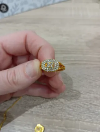 Conjunto de bisutería dorada