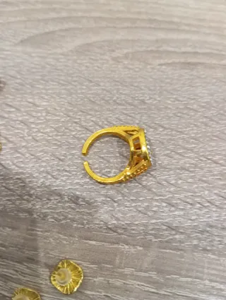 Conjunto de bisutería dorada