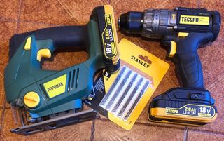 Set Teccpo: Taladro y Caladora + accesorios