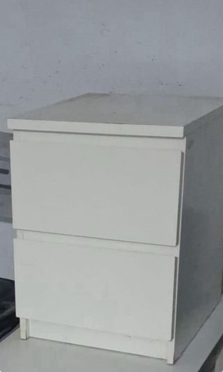 Mesita de noche malm  ikea