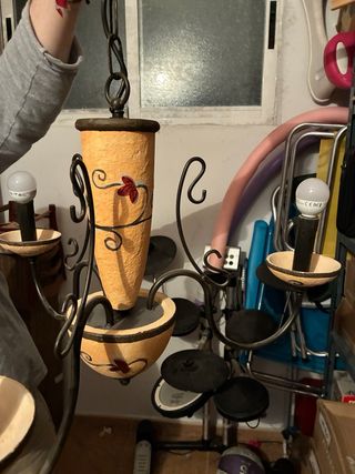 Lámpara de forja y cerámica para salón