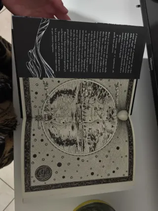 When the Moon Hatched. La ballata della luna...