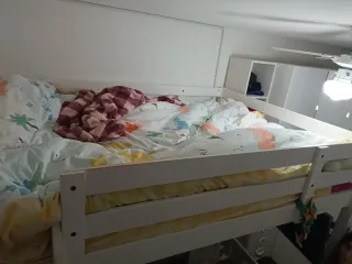Cama alta de madera blanca, con colchón