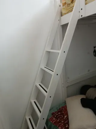 Cama alta de madera blanca, con colchón