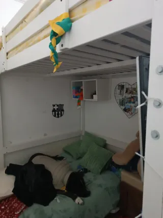 Cama alta de madera blanca, con colchón