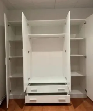 Armario de madera 3 puertas y 2 cajones