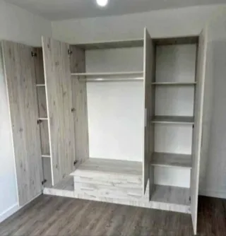 Armario de madera 3 puertas y 2 cajones