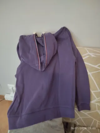 Sudadera morada con capucha