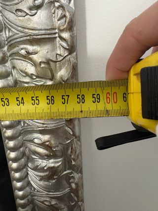 Espejo plateado con marco decorativo