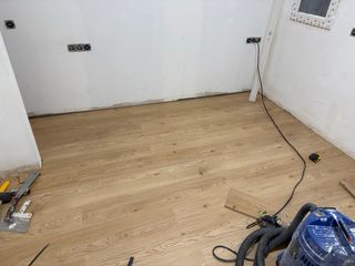 Instalador de parquet flotante