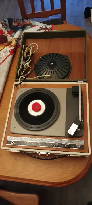Tocadiscos Vintage Marrón y Gris