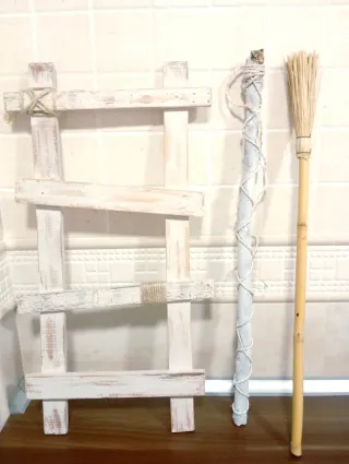 Escalera decorativa y caña de pescar y escoba