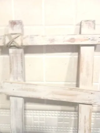 Escalera decorativa y caña de pescar y escoba