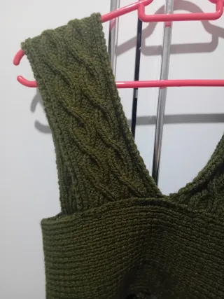 Chaleco tejido verde hecho a mano