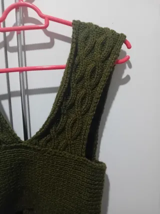 Chaleco tejido verde hecho a mano
