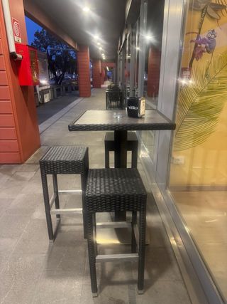 Tavolo e 2 sgabelli da bar in rattan