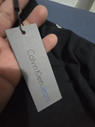 Camiseta Calvin Klein Negra con Estampado Multicol