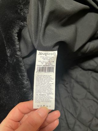 Abrigo Desigual Negro con Parches