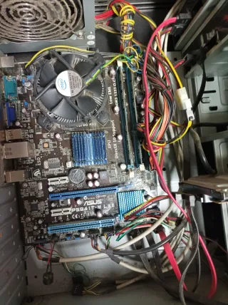 Ordenador Completo: Monitor, Torre, Teclado y Rató