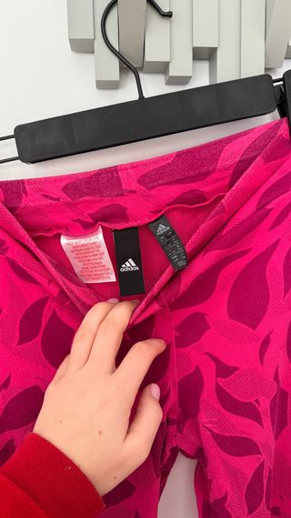Leggings Adidas rosas con estampado