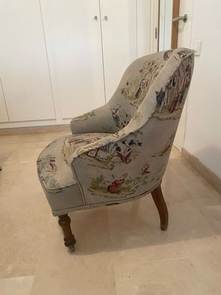 Sillón descalzador antiguo retapizado tela china