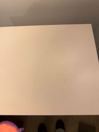 Vitrina blanca de cristal y metal