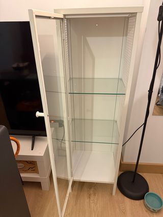 Vitrina blanca de cristal y metal