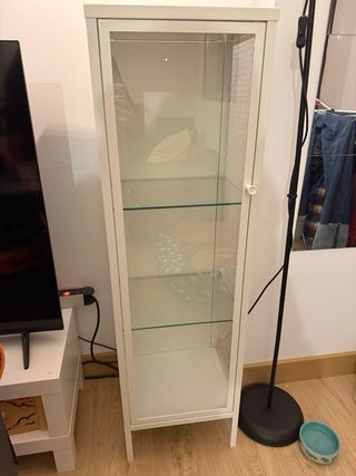 Vitrina blanca de cristal y metal