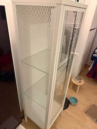 Vitrina blanca de cristal y metal