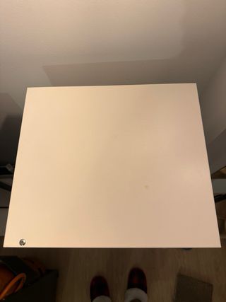 Vitrina blanca de cristal y metal