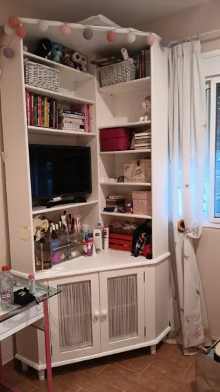 Mueble esquinero blanco y cristal