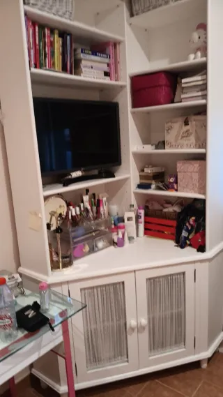 Mueble esquinero blanco y cristal