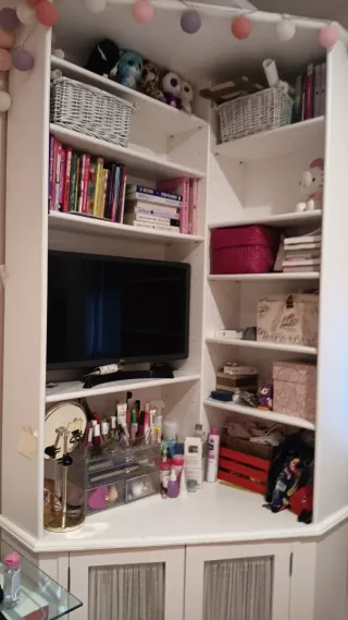 Mueble esquinero blanco y cristal