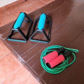 Agarraderas flexiones y cuerda comba